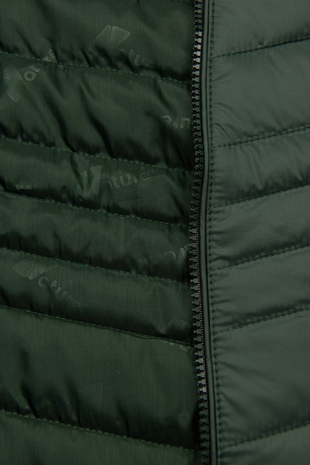 Gilet verde scuro dal taglio corto