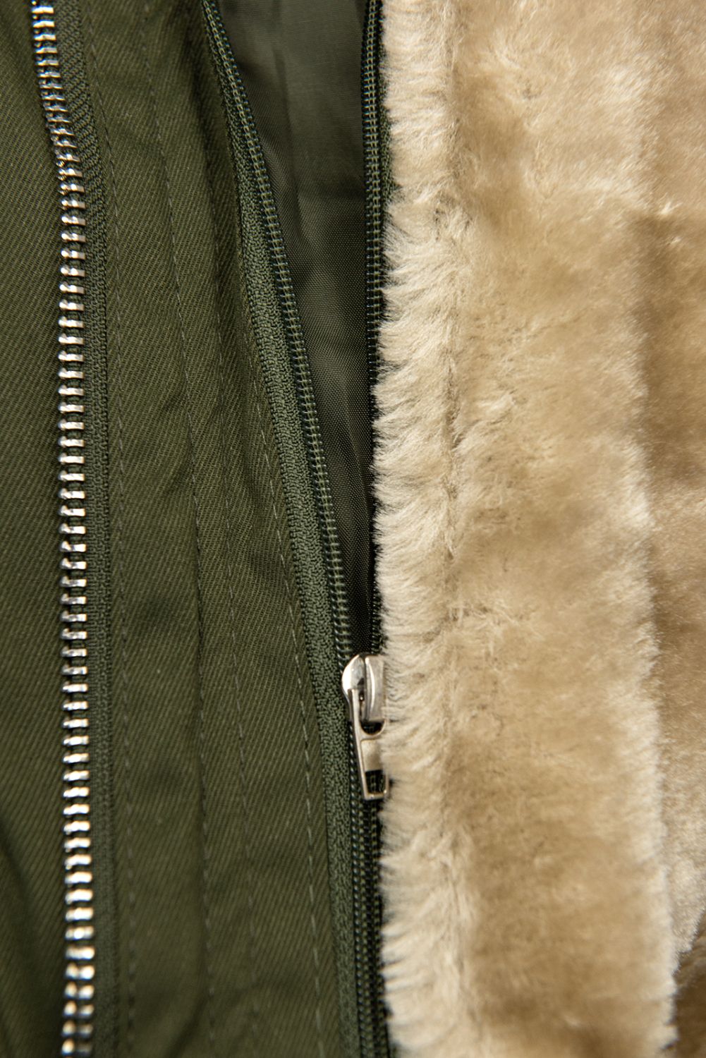 Parka kaki con pelliccia di peluche rimovibile