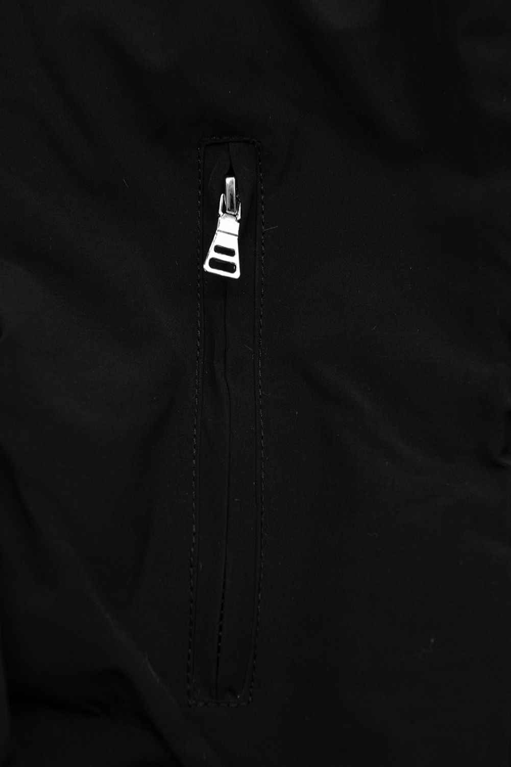 Parka nero per l'inverno con fodera nera