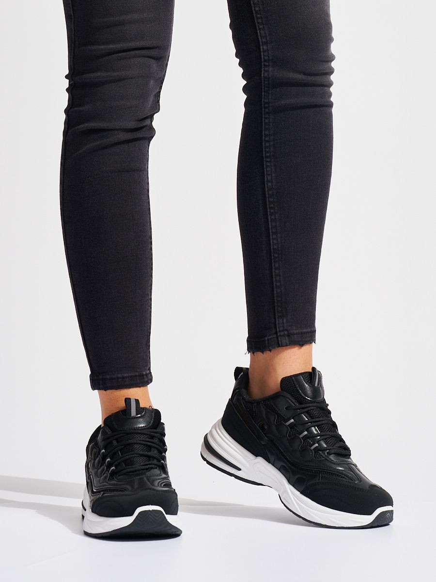 Scarpe sportive nere da donna con suola spessa