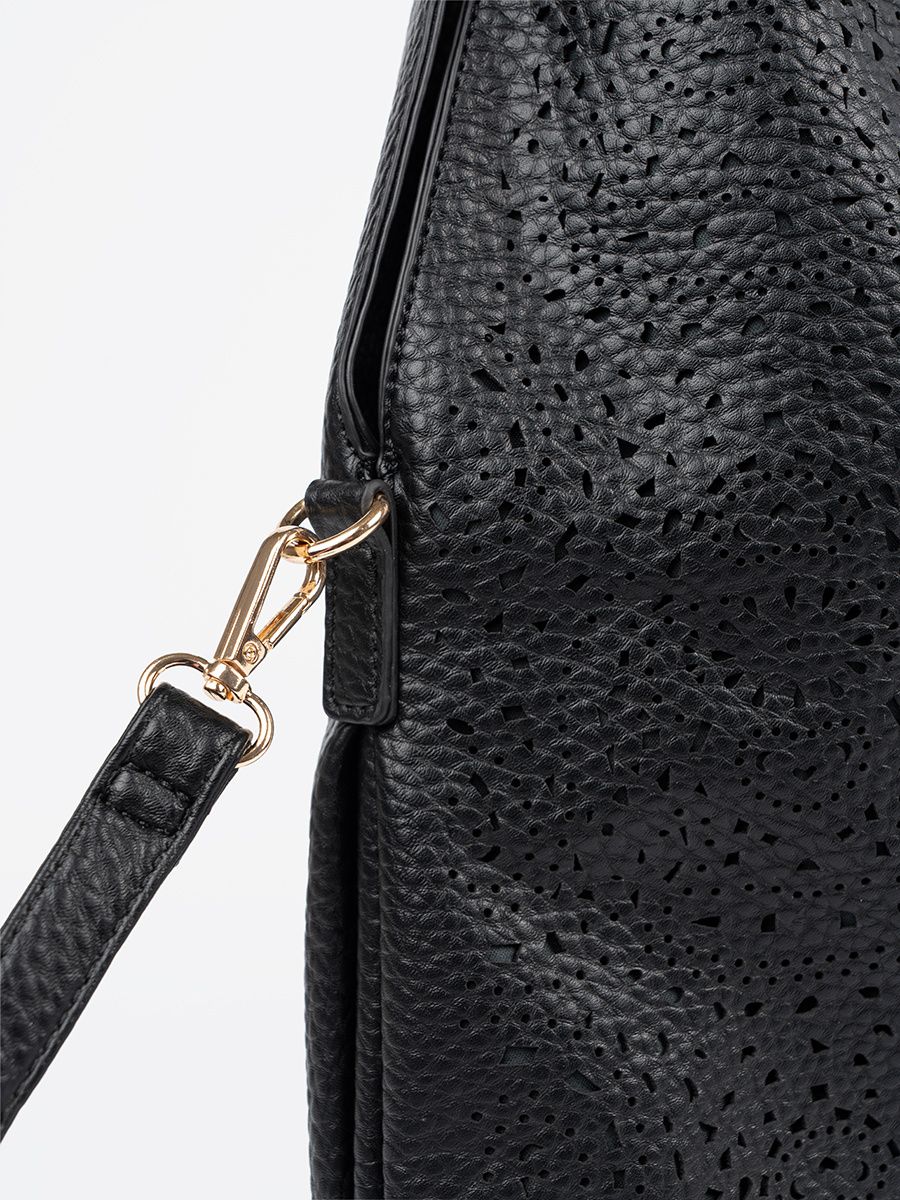Borsa nera perforata a spalla