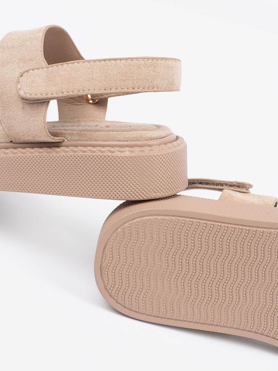 Sandali beige con plateau e ritagli