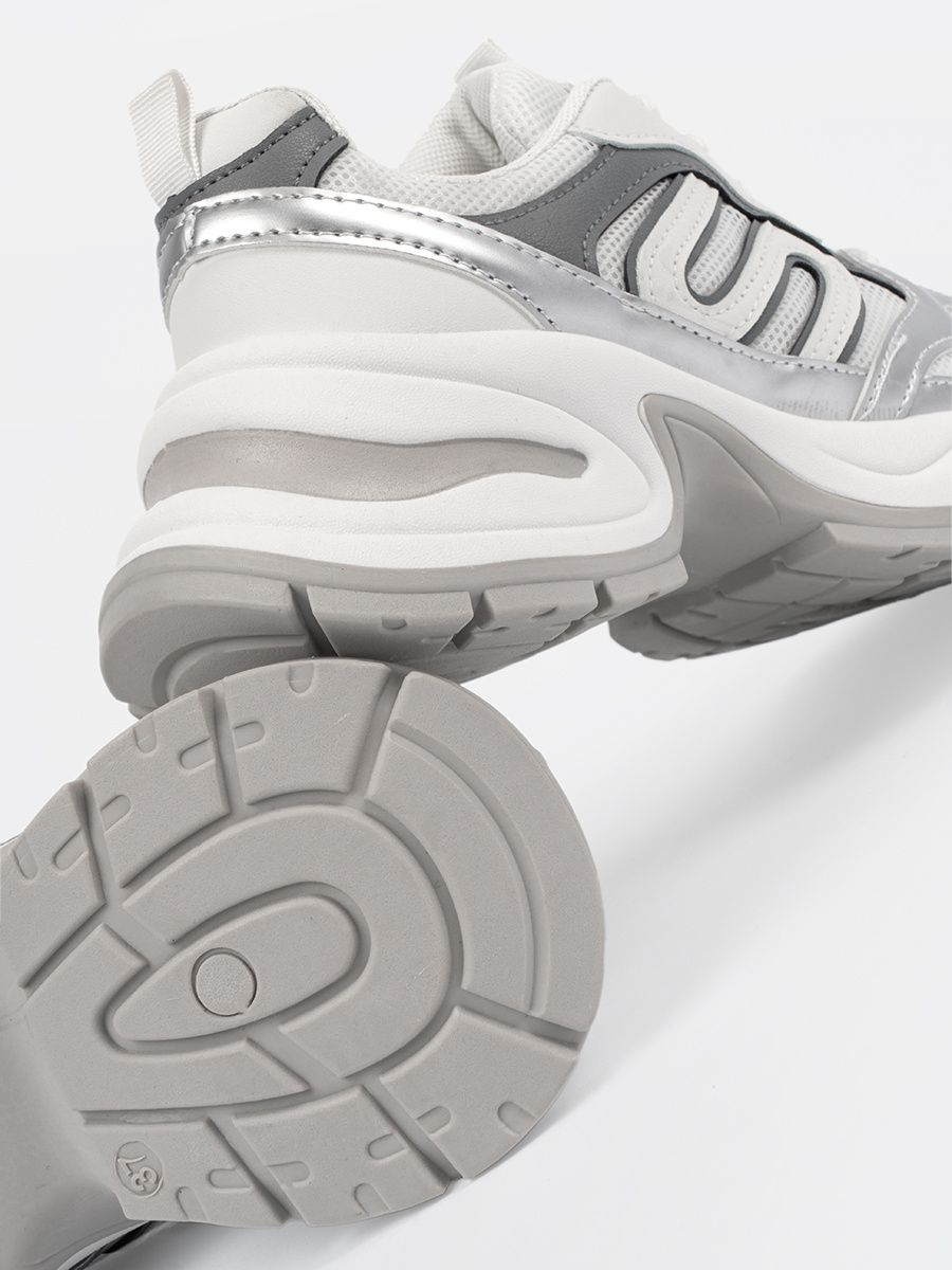 Sneakers bianche con dettagli argentati
