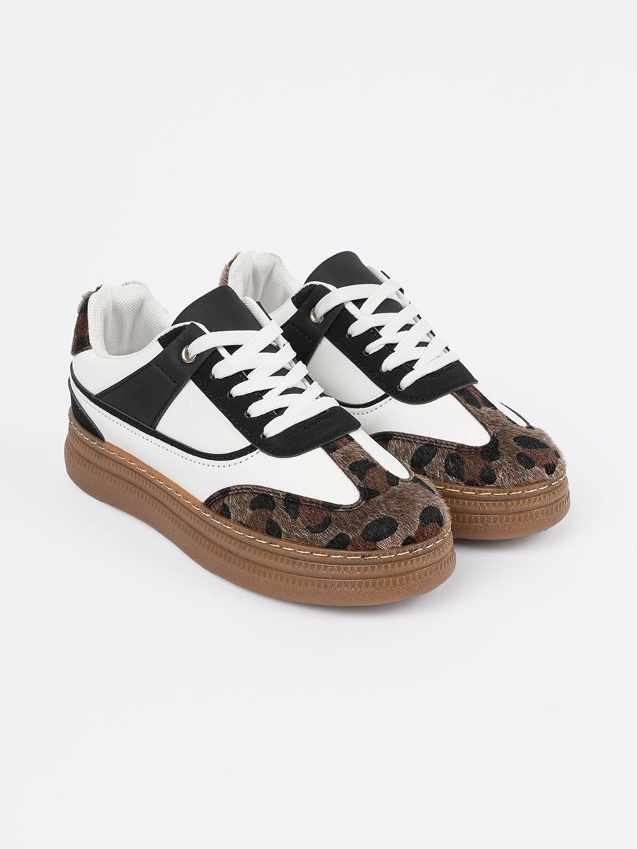 Sneakers bianco-neri con dettagli leopardati
