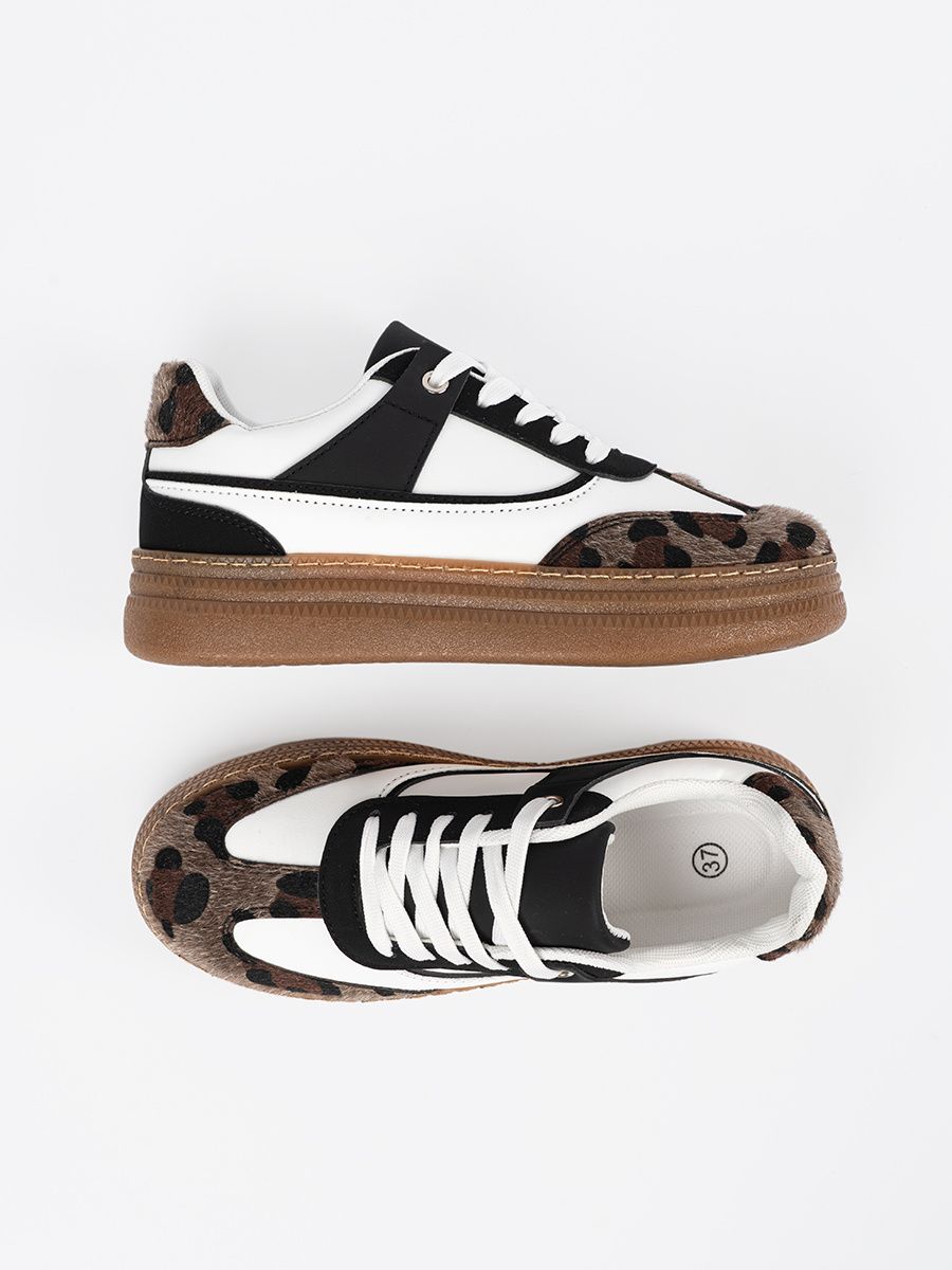 Sneakers bianco-neri con dettagli leopardati