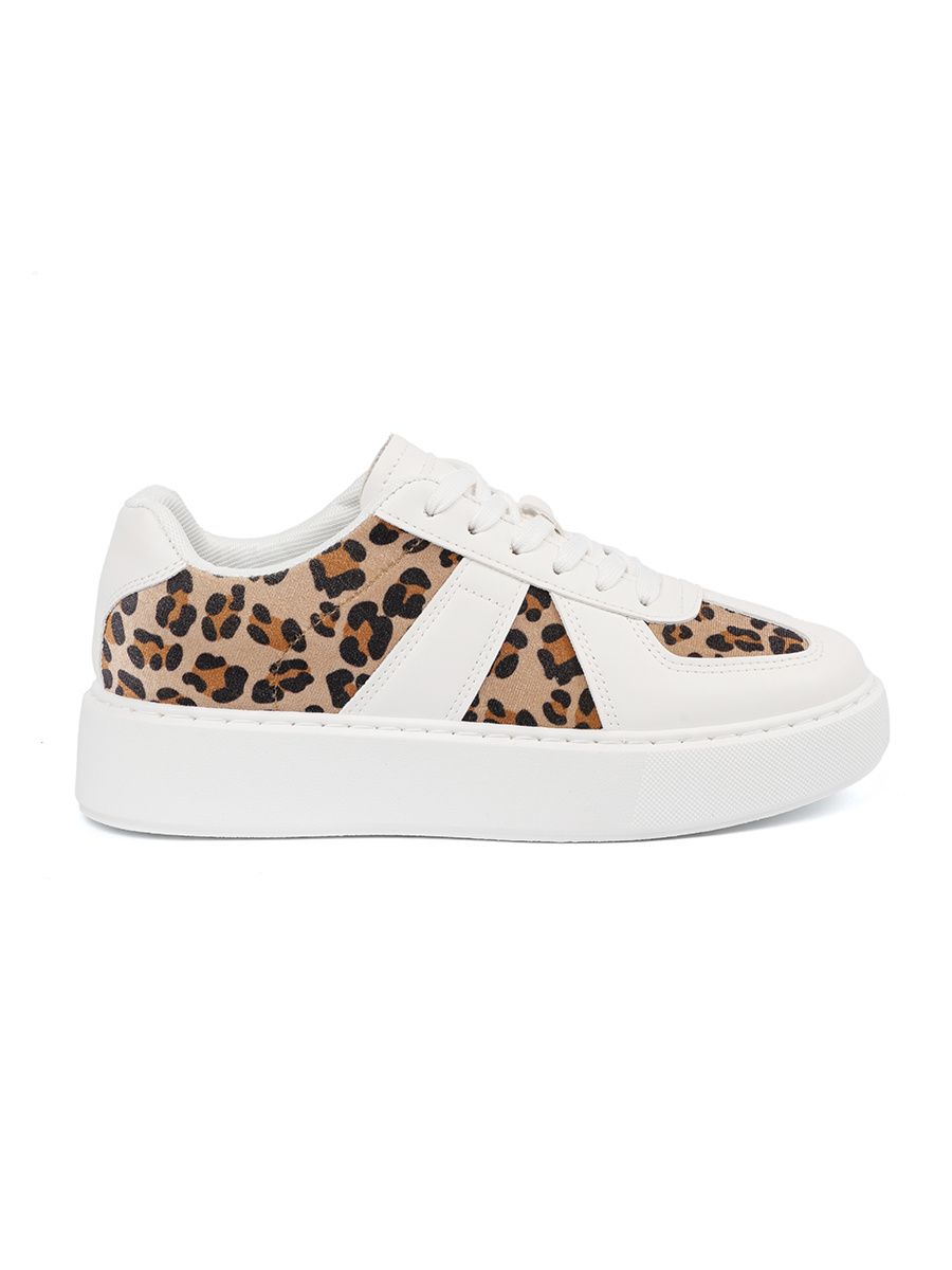 Bijeli sneakers s detaljima od leoparda
