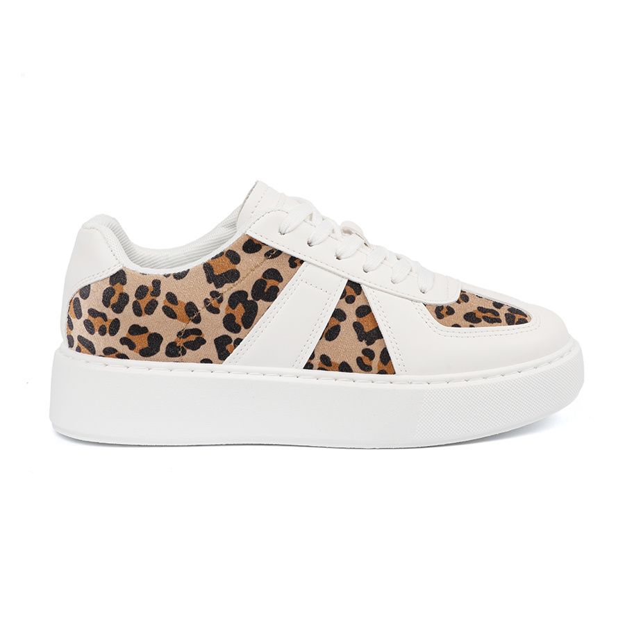 Bijeli sneakers s detaljima od leoparda
