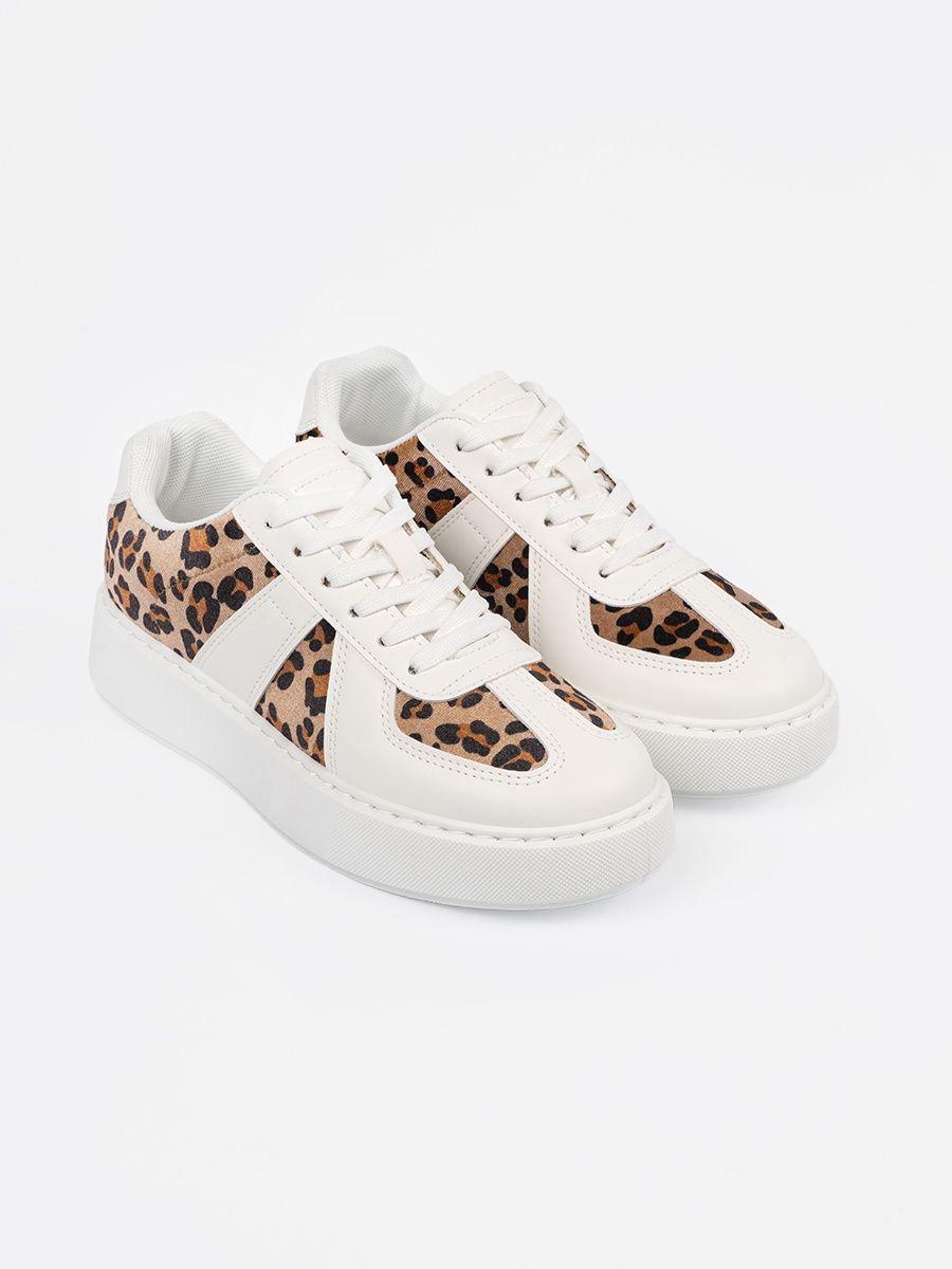Bijeli sneakers s detaljima od leoparda
