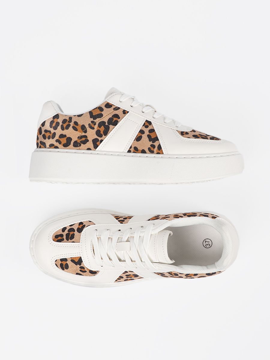Bijeli sneakers s detaljima od leoparda