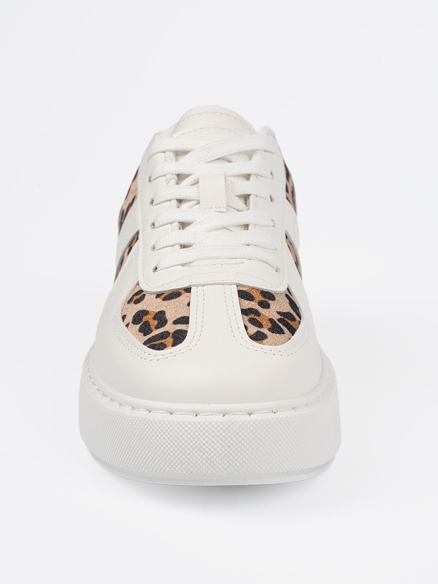Bijeli sneakers s detaljima od leoparda