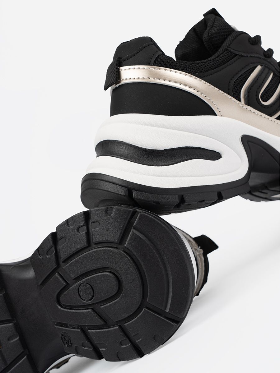 Sneakers nere con dettagli dorati