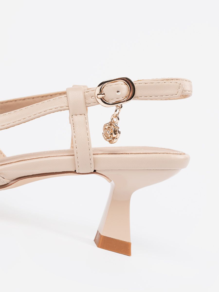 Pumps perforati beige chiaro con tacco basso