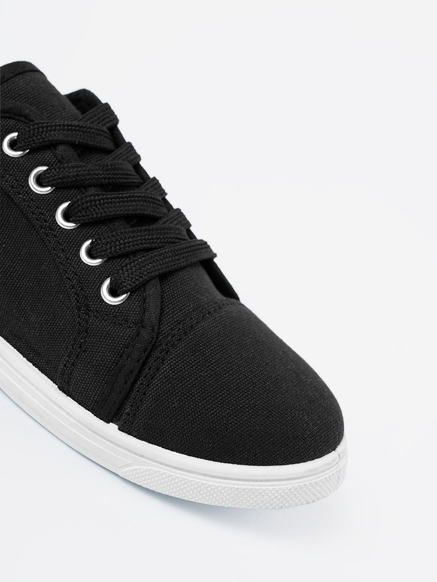 Sneakers nere con lacci