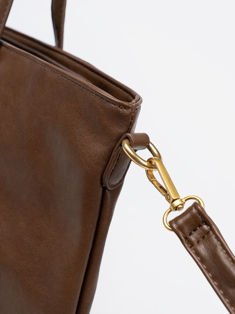 Borsa marrone con dettagli dorati