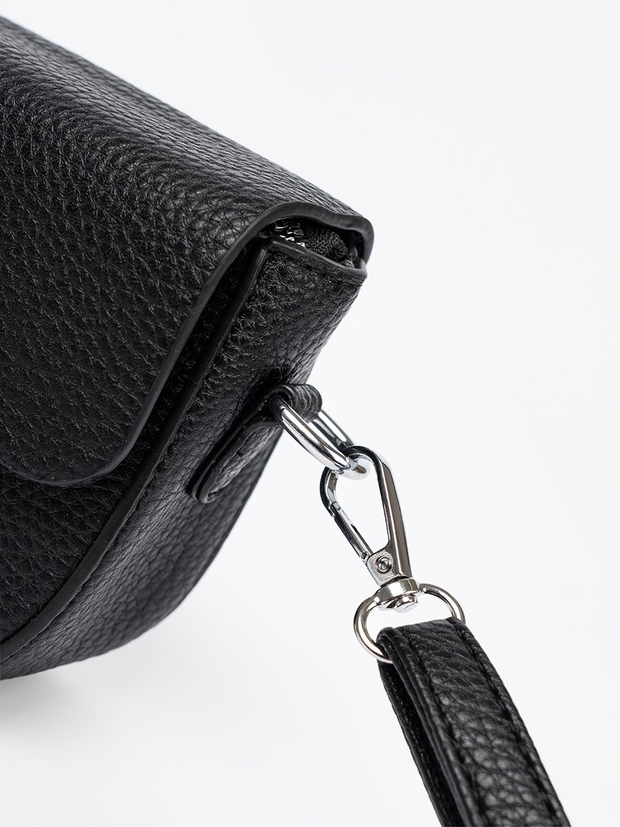 Elegante borsa nera con chiusura decorativa