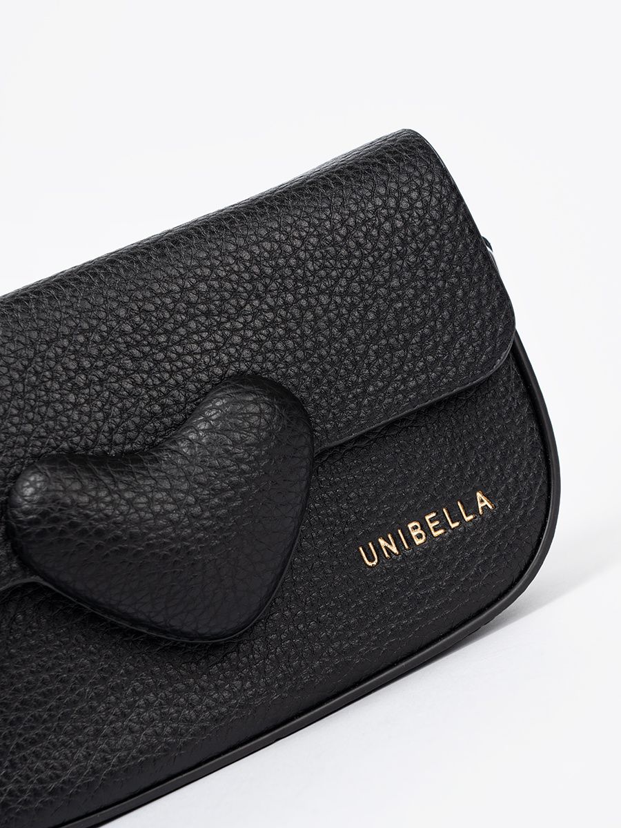 Elegante borsa nera con chiusura decorativa
