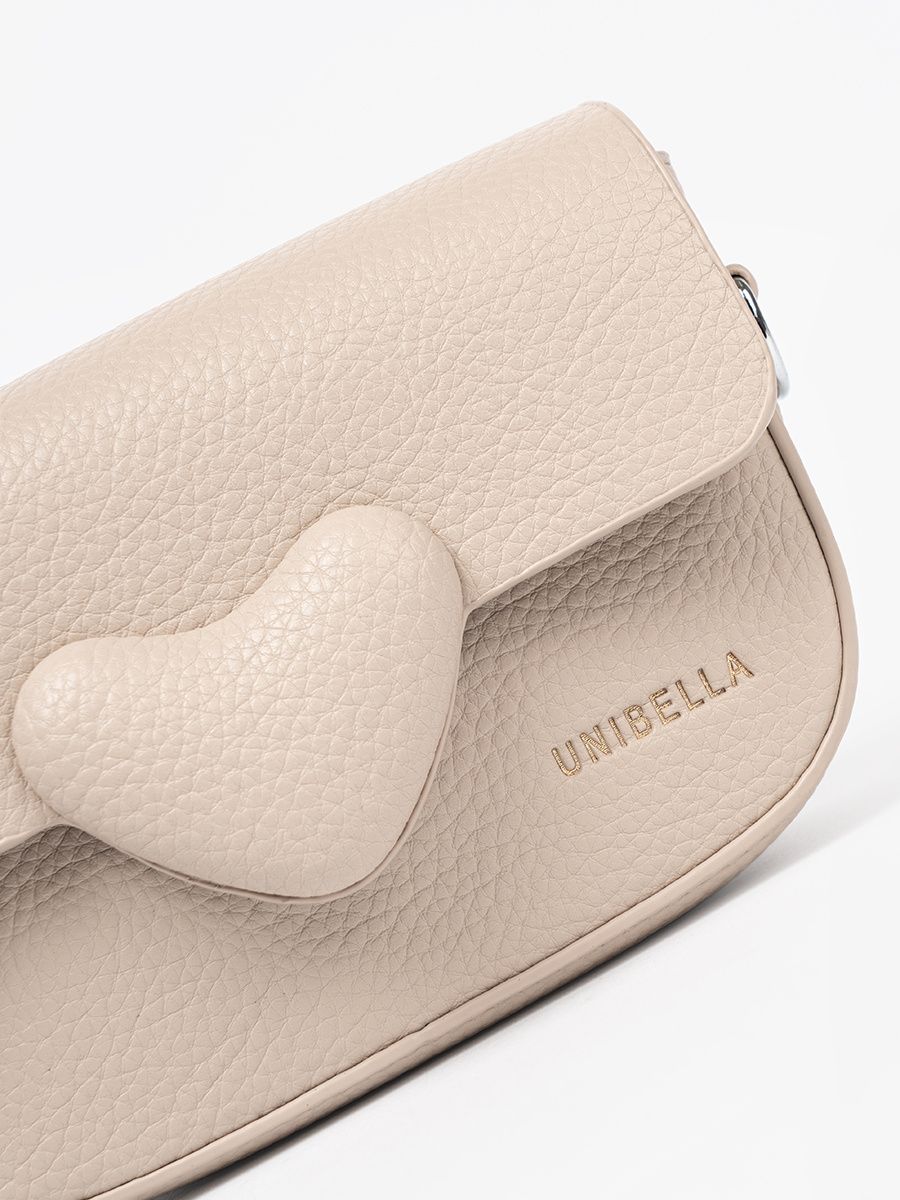 Elegante borsa beige a tracolla con cuore decorativo