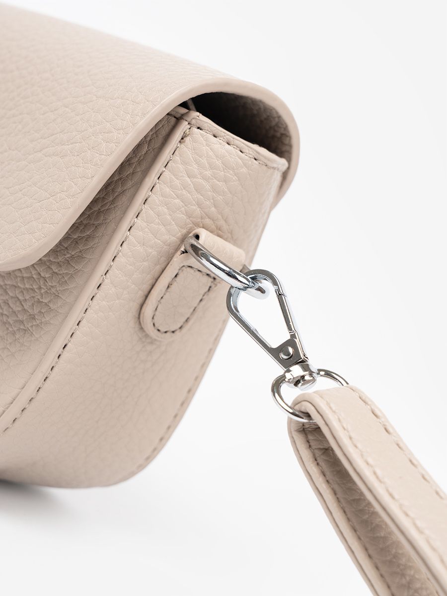 Elegante borsa beige a tracolla con cuore decorativo
