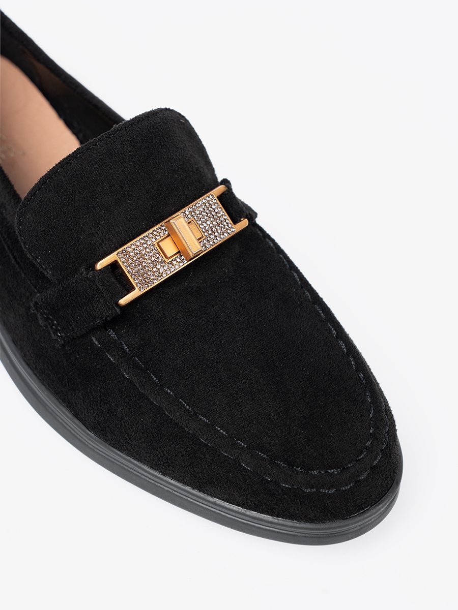 Crne mokasine od antilopa s elegantnom zlatnom dekoracijom