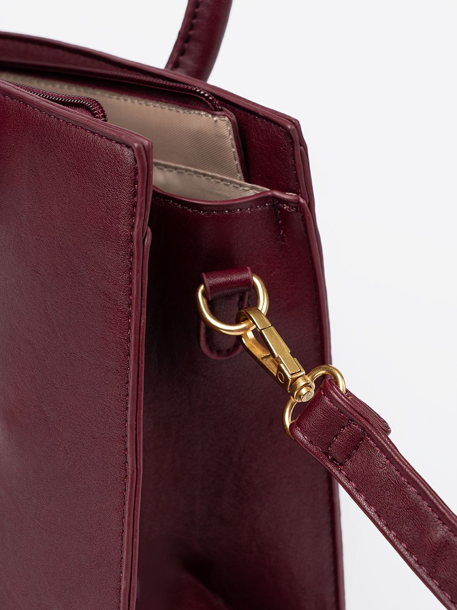 Borsa bordeaux con fibbia decorativa dorata