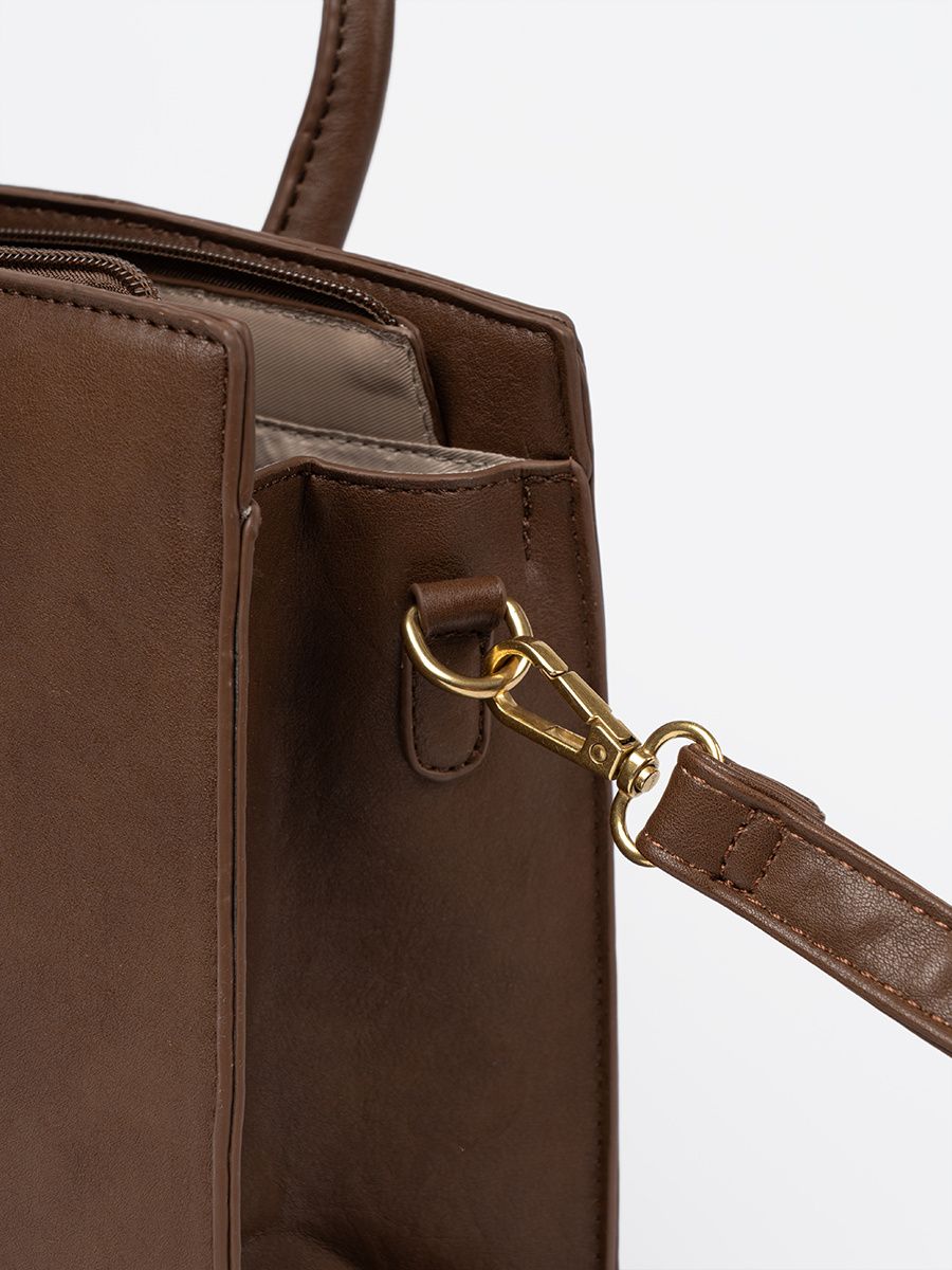 Borsa marrone con fibbia decorativa dorata