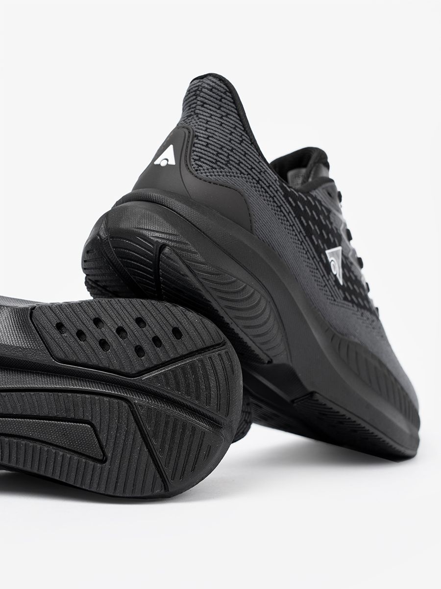 Sneakers leggeri neri con tomaia traspirante McArthur