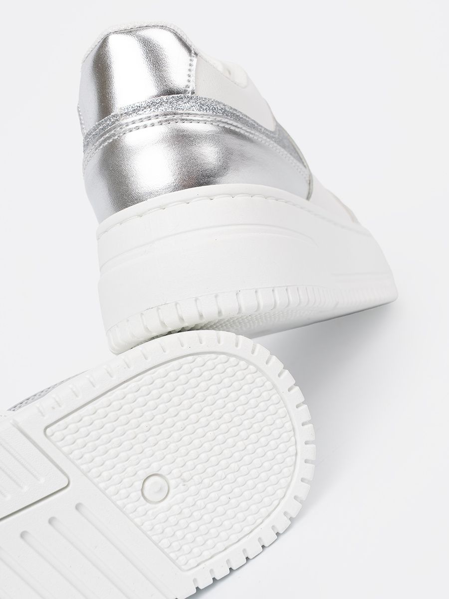 Sneakers bianche e argento con dettagli lucidi