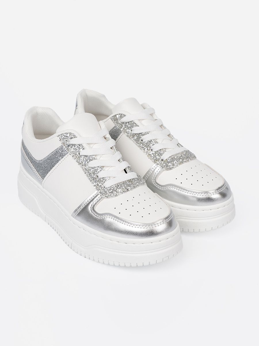 Sneakers bianche e argento con dettagli lucidi