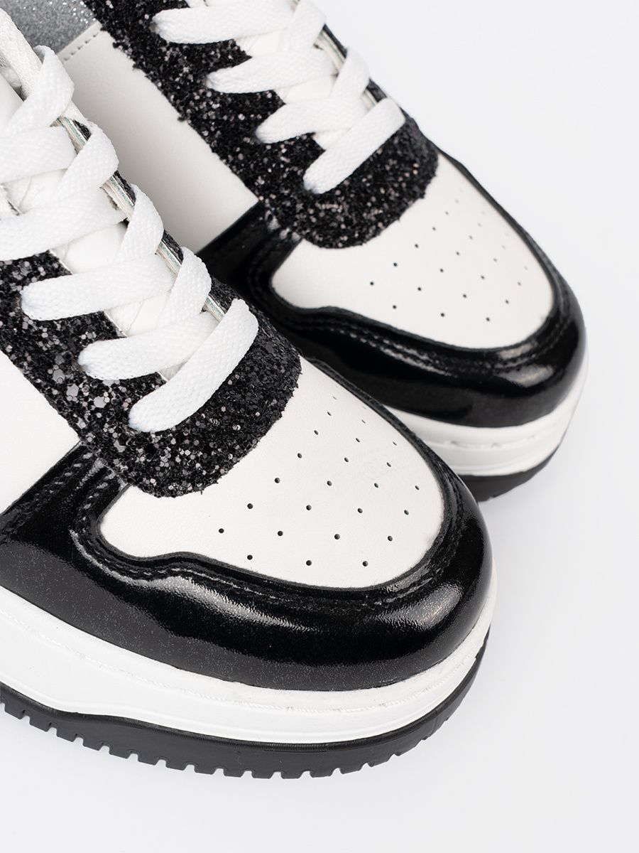 Sneakers nere e bianche con dettagli argentati lucidi