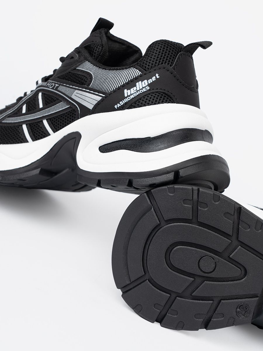 Sneakers nere con tomaia traspirante e suola bianca massiccia
