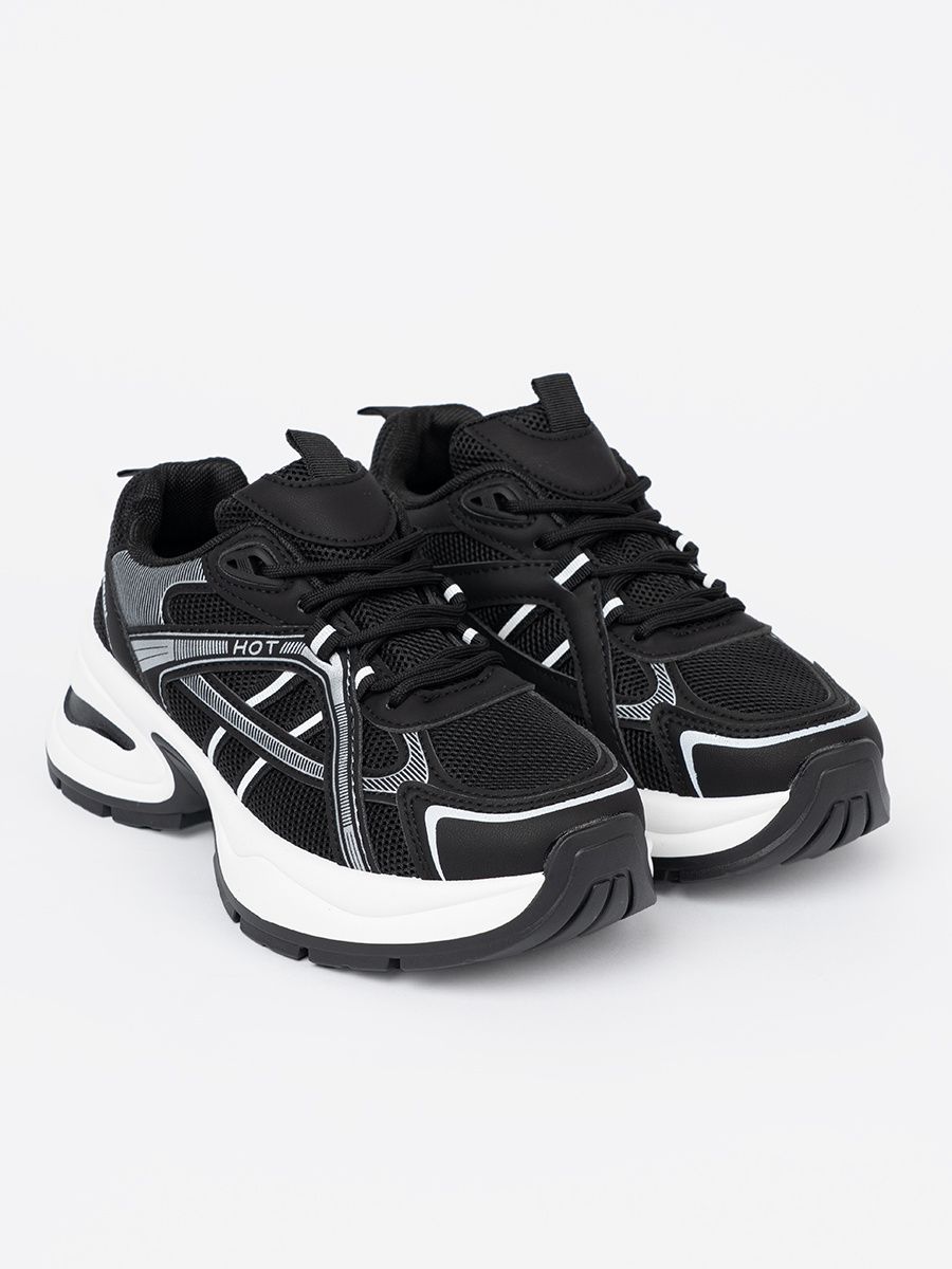 Sneakers nere con tomaia traspirante e suola bianca massiccia