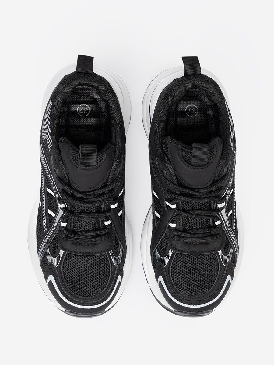 Sneakers nere con tomaia traspirante e suola bianca massiccia