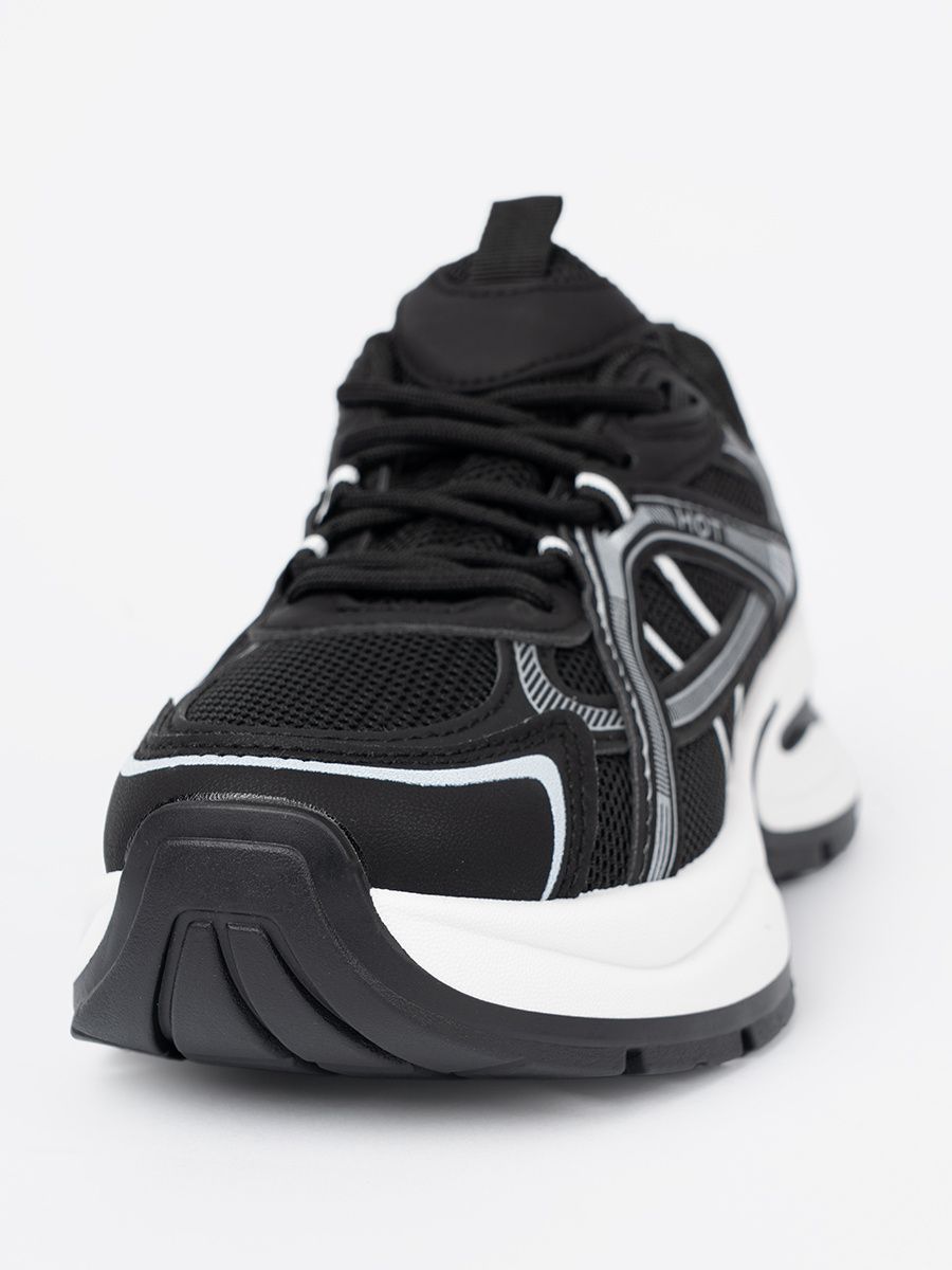 Sneakers nere con tomaia traspirante e suola bianca massiccia