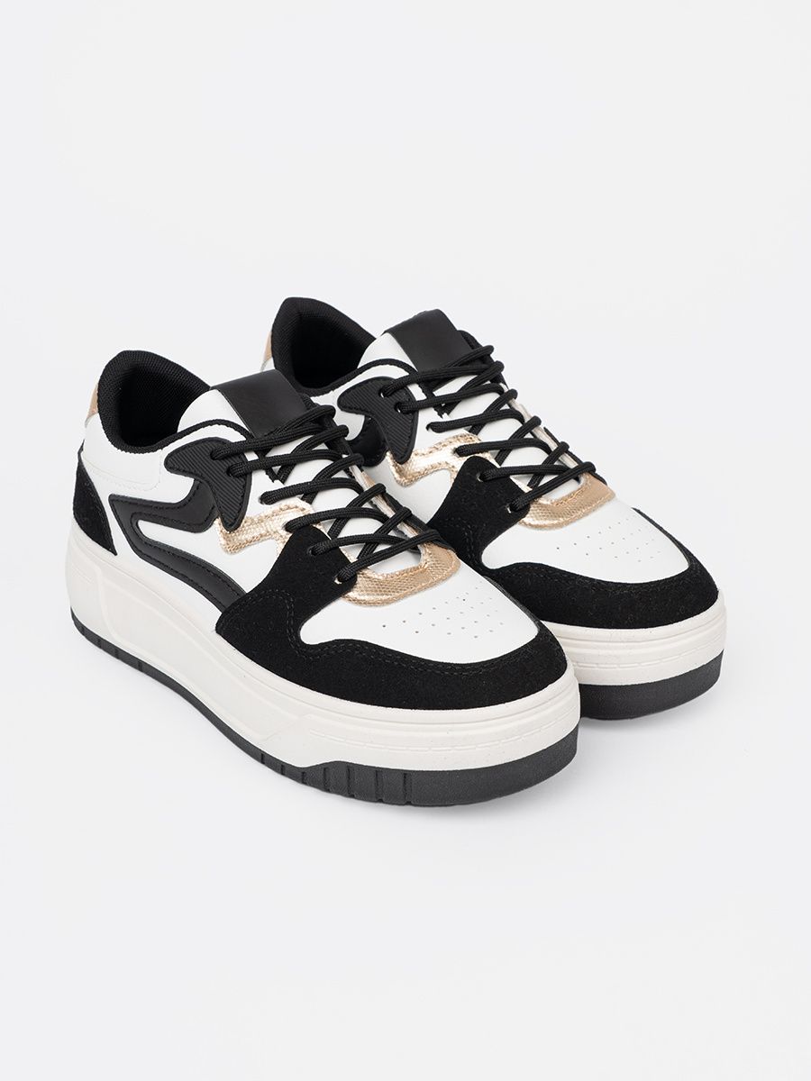 Sneakers nere e bianche con dettagli dorati