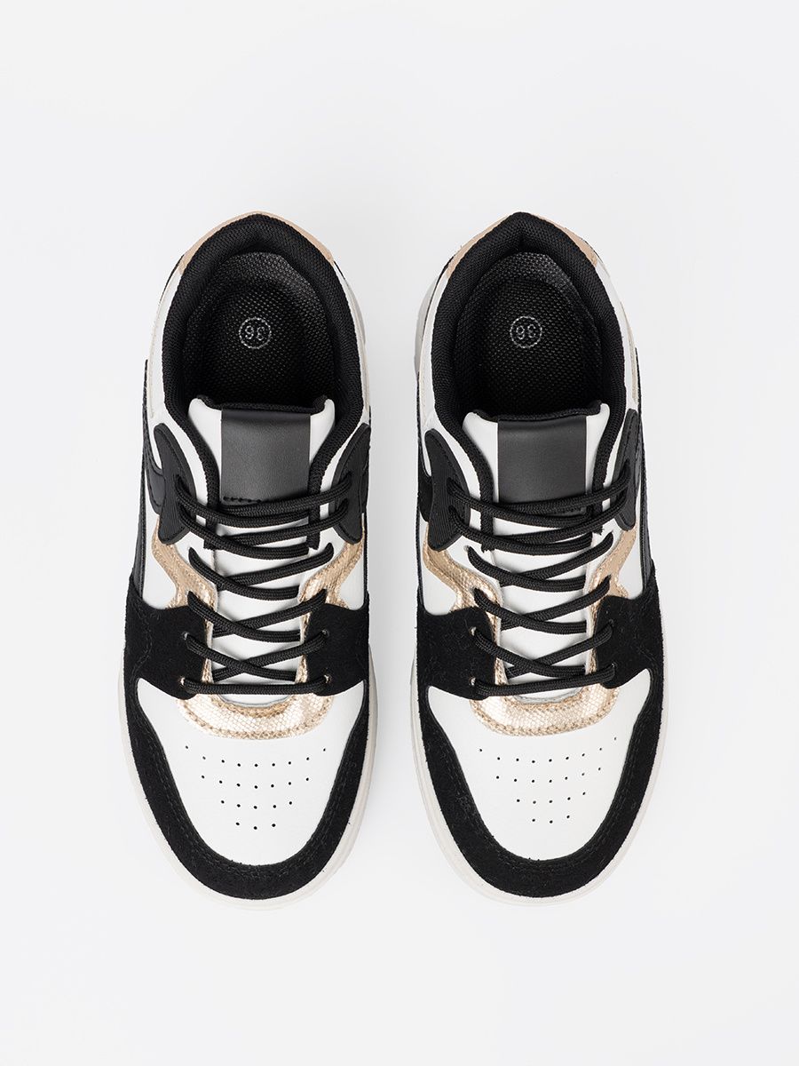 Sneakers nere e bianche con dettagli dorati