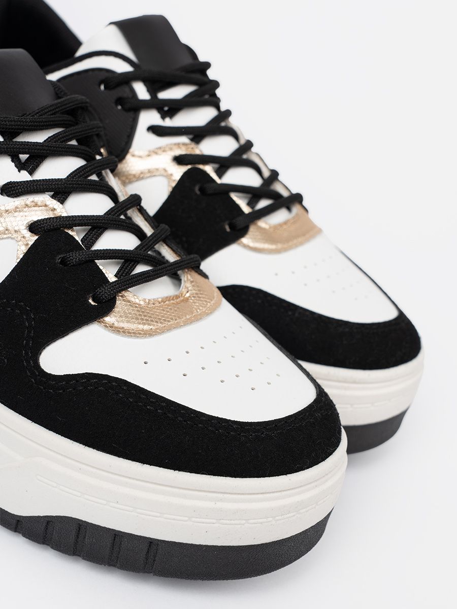 Sneakers nere e bianche con dettagli dorati