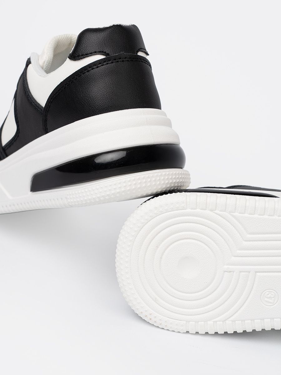 Sneakers neri e bianchi alla moda con suola spessa