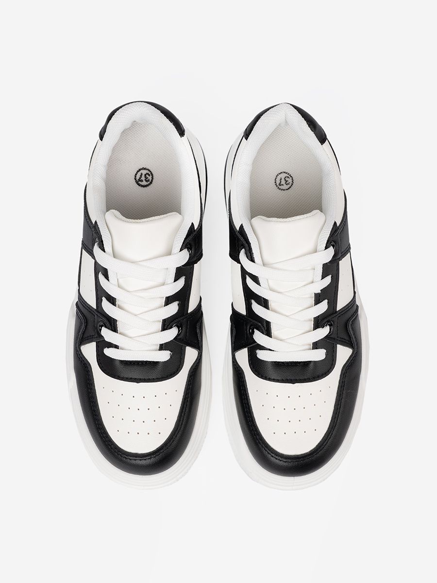 Sneakers neri e bianchi alla moda con suola spessa
