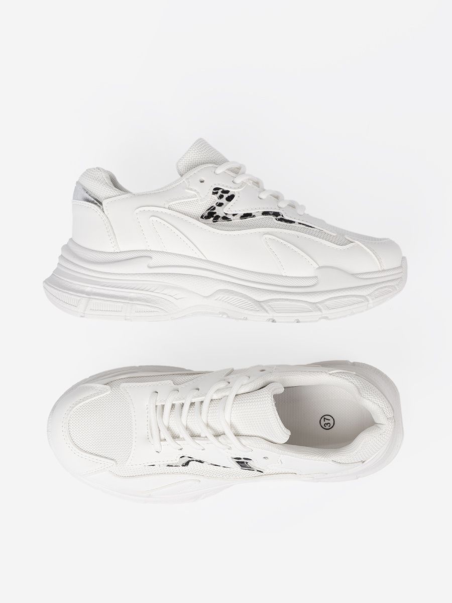 Scarpe sportive bianche con accento decorativo