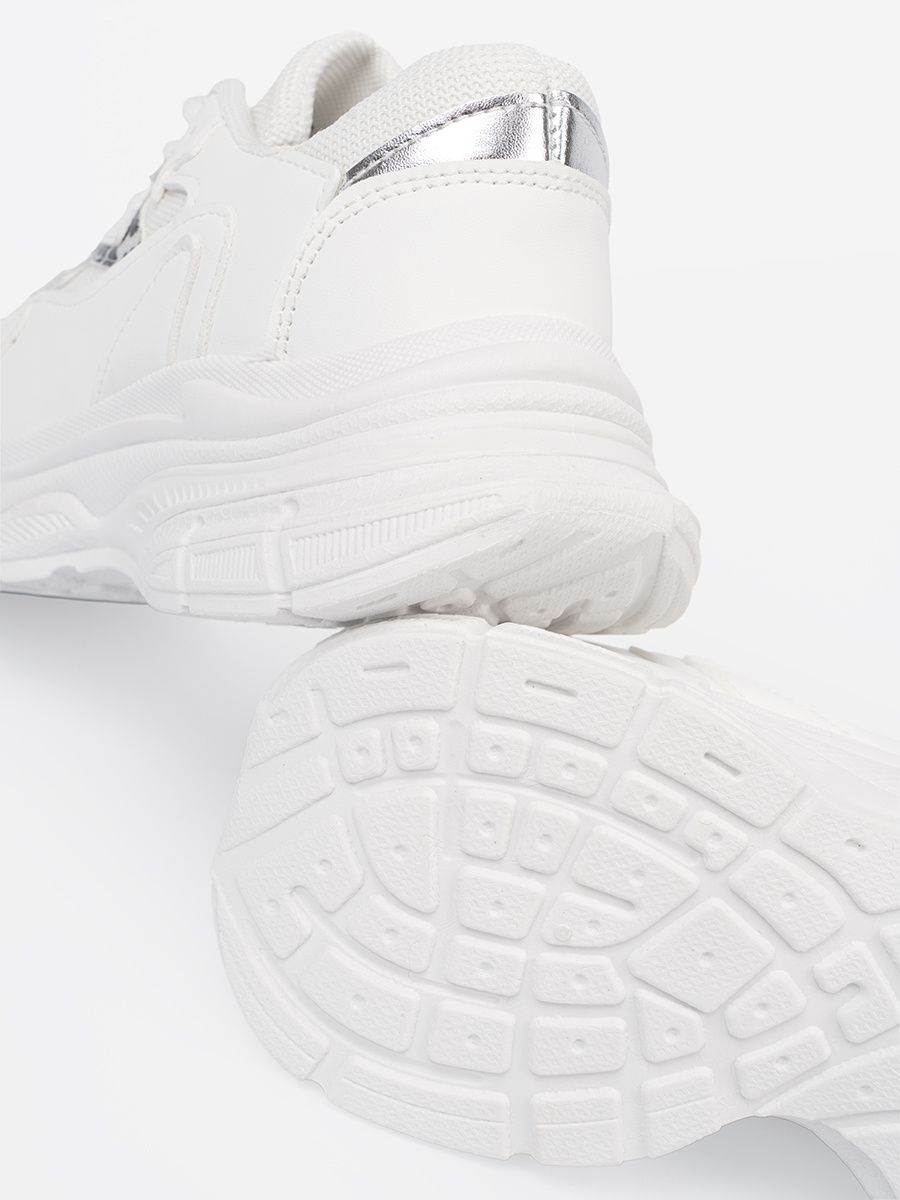 Scarpe sportive bianche con accento decorativo