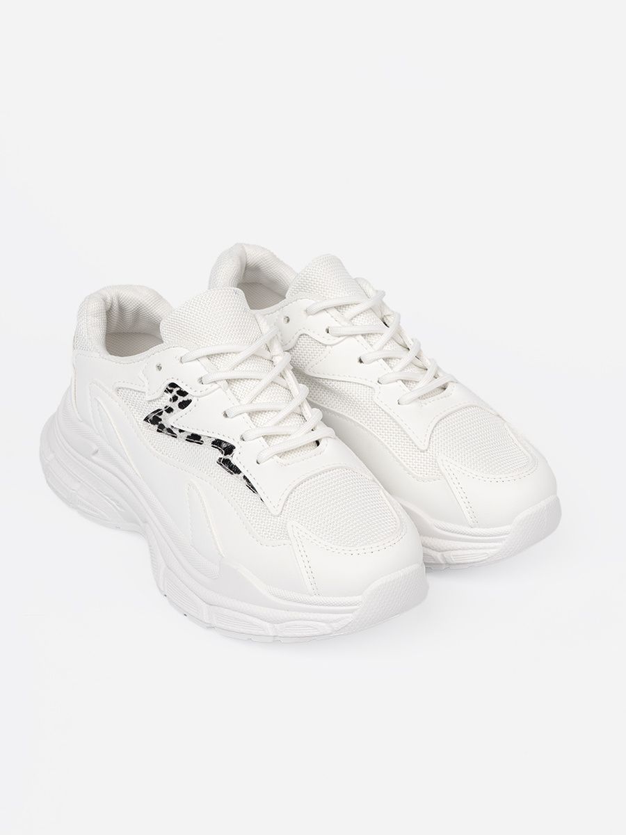 Scarpe sportive bianche con accento decorativo