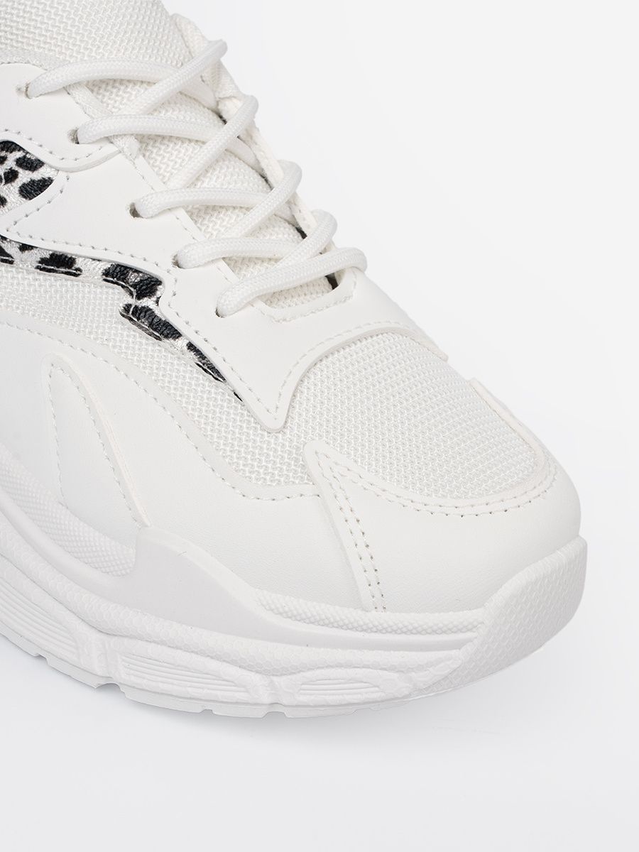 Scarpe sportive bianche con accento decorativo