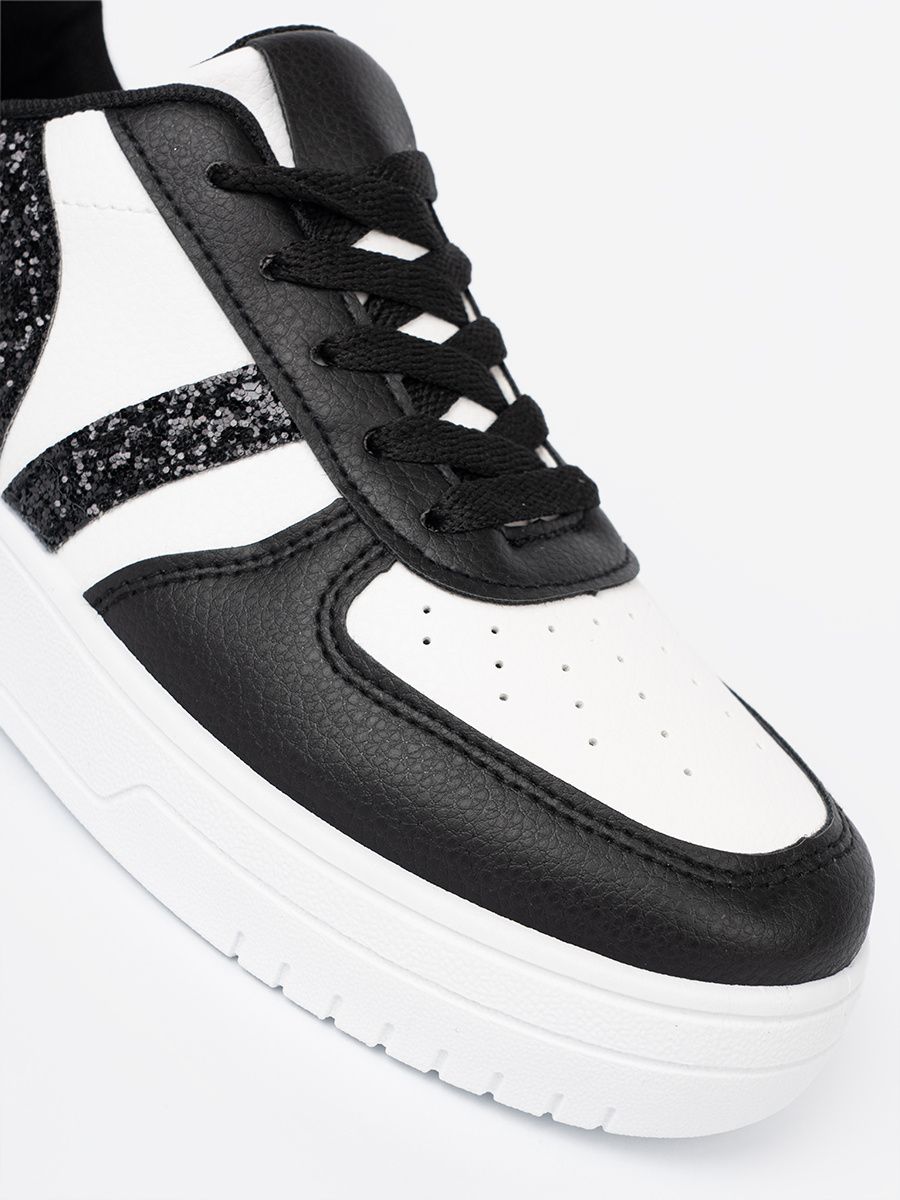 Sneakers stilosi bianchi e neri con dettagli brillanti