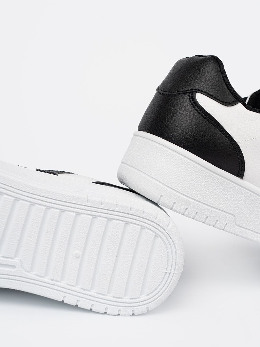 Sneakers stilosi bianchi e neri con dettagli brillanti