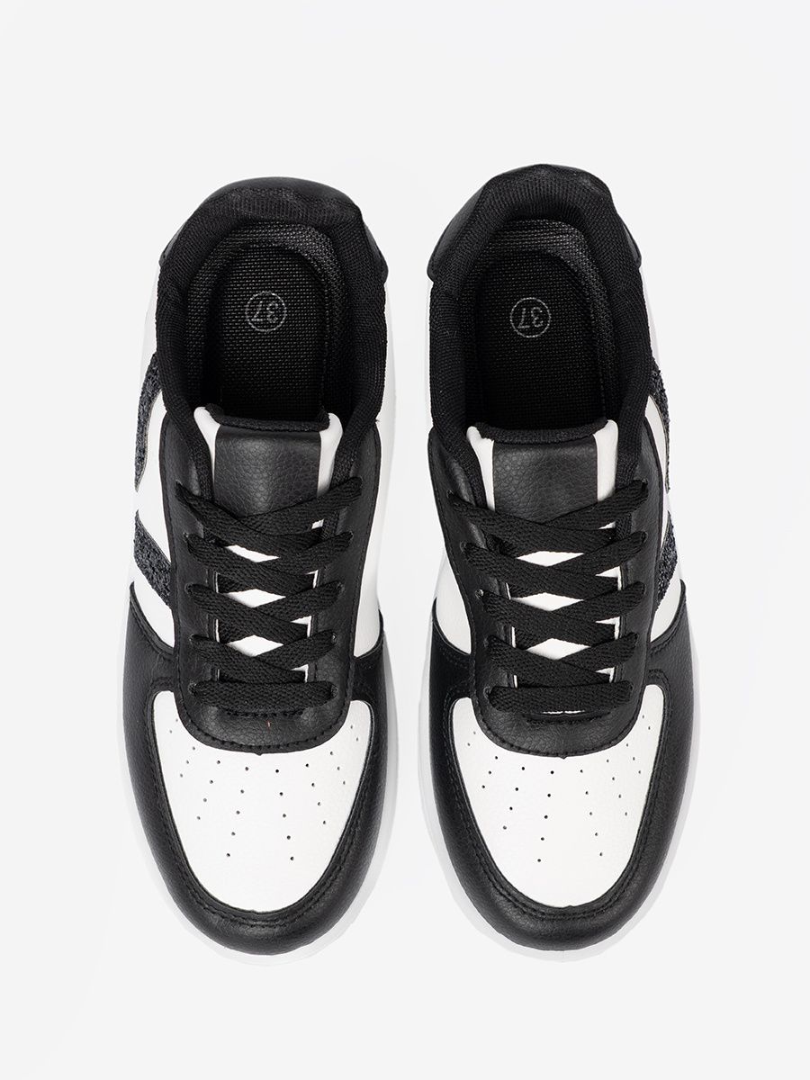 Sneakers stilosi bianchi e neri con dettagli brillanti