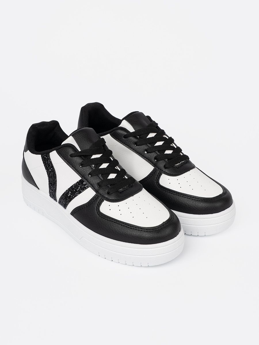 Sneakers stilosi bianchi e neri con dettagli brillanti