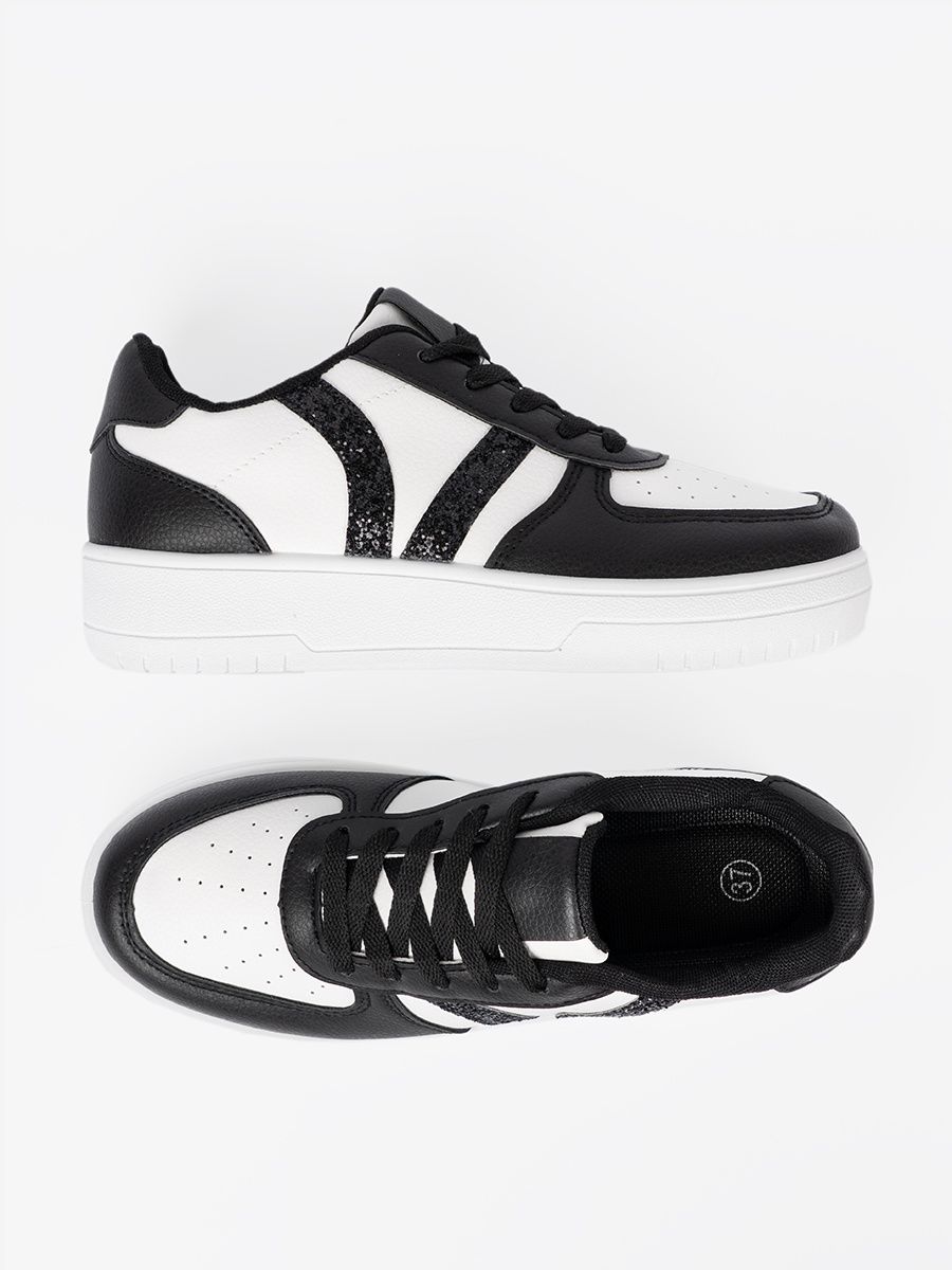 Sneakers stilosi bianchi e neri con dettagli brillanti