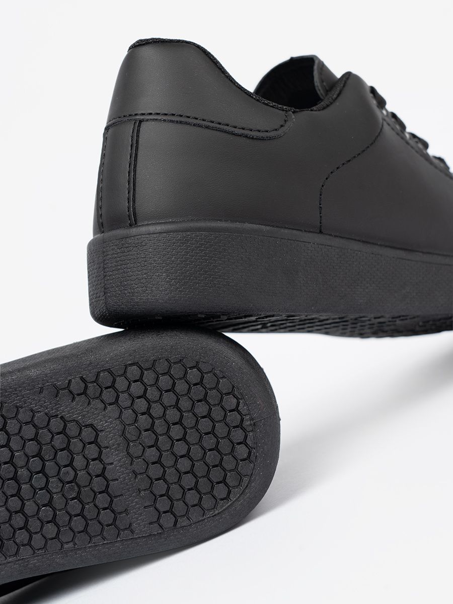 Sneakers nere con finitura opaca