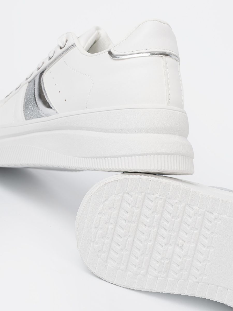Sneakers bianchi con accento metallico argento