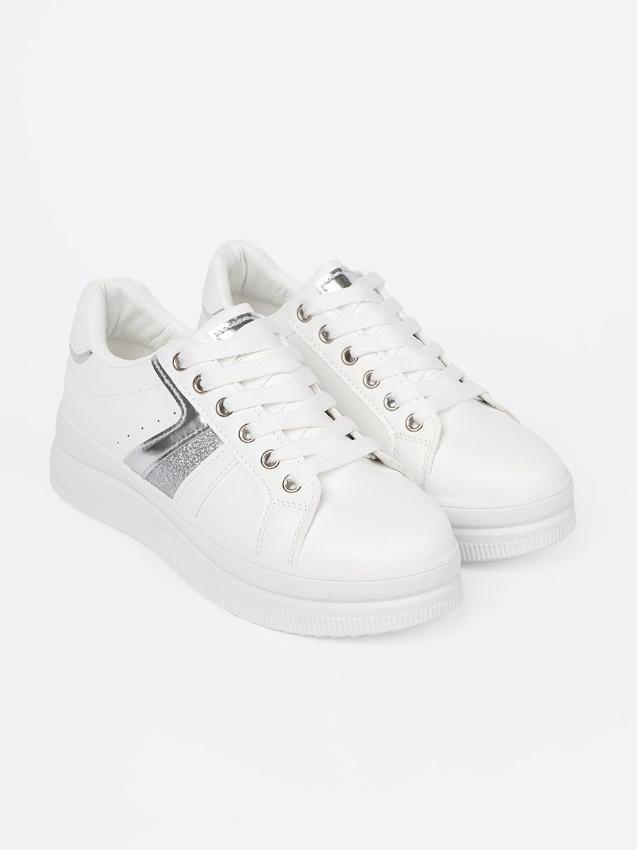 Sneakers bianchi con accento metallico argento